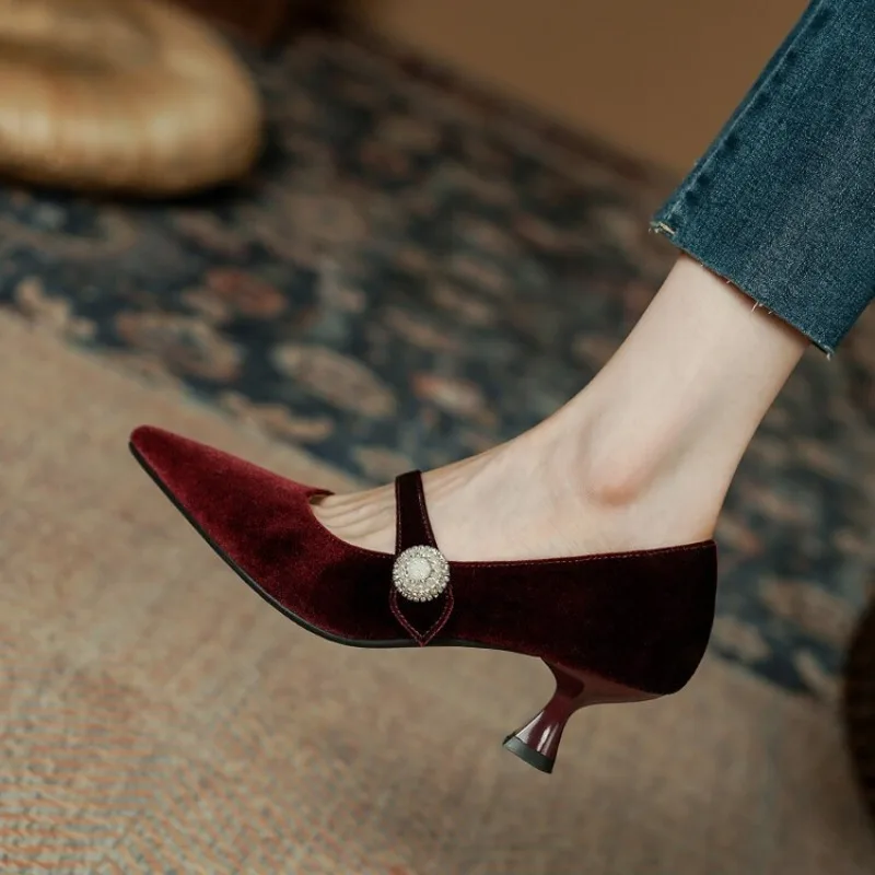 Weinrote Mary-Jane-Schuhe mit  – Boots Bewertung und Preis